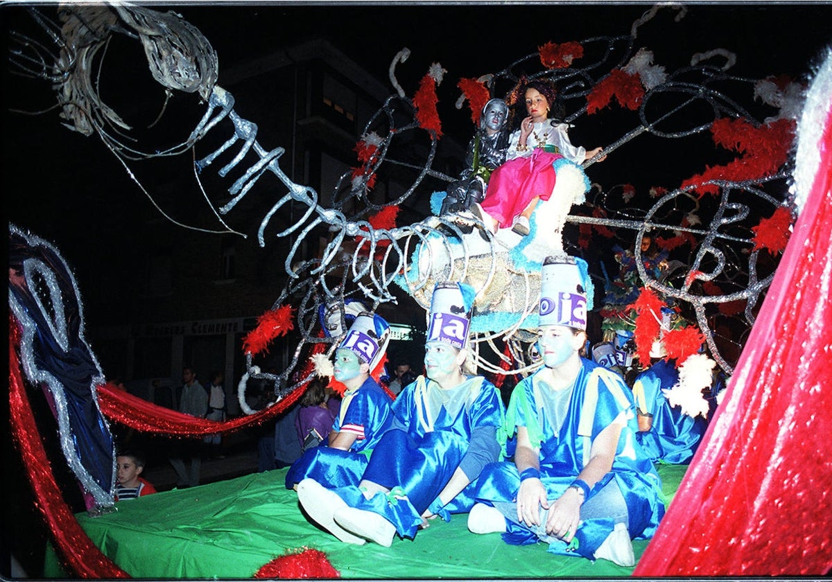 Participantes en el carnaval de verano de Noja en el año 2000.