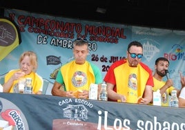 Participantes comiendo sobaos en el campeonato del año pasado.