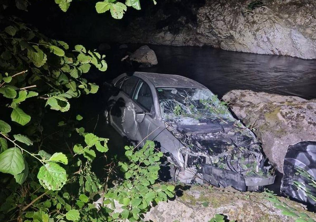 Rescatada una persona en el Desfiladero de La Hermida tras volar su coche 15 metros sobre el río