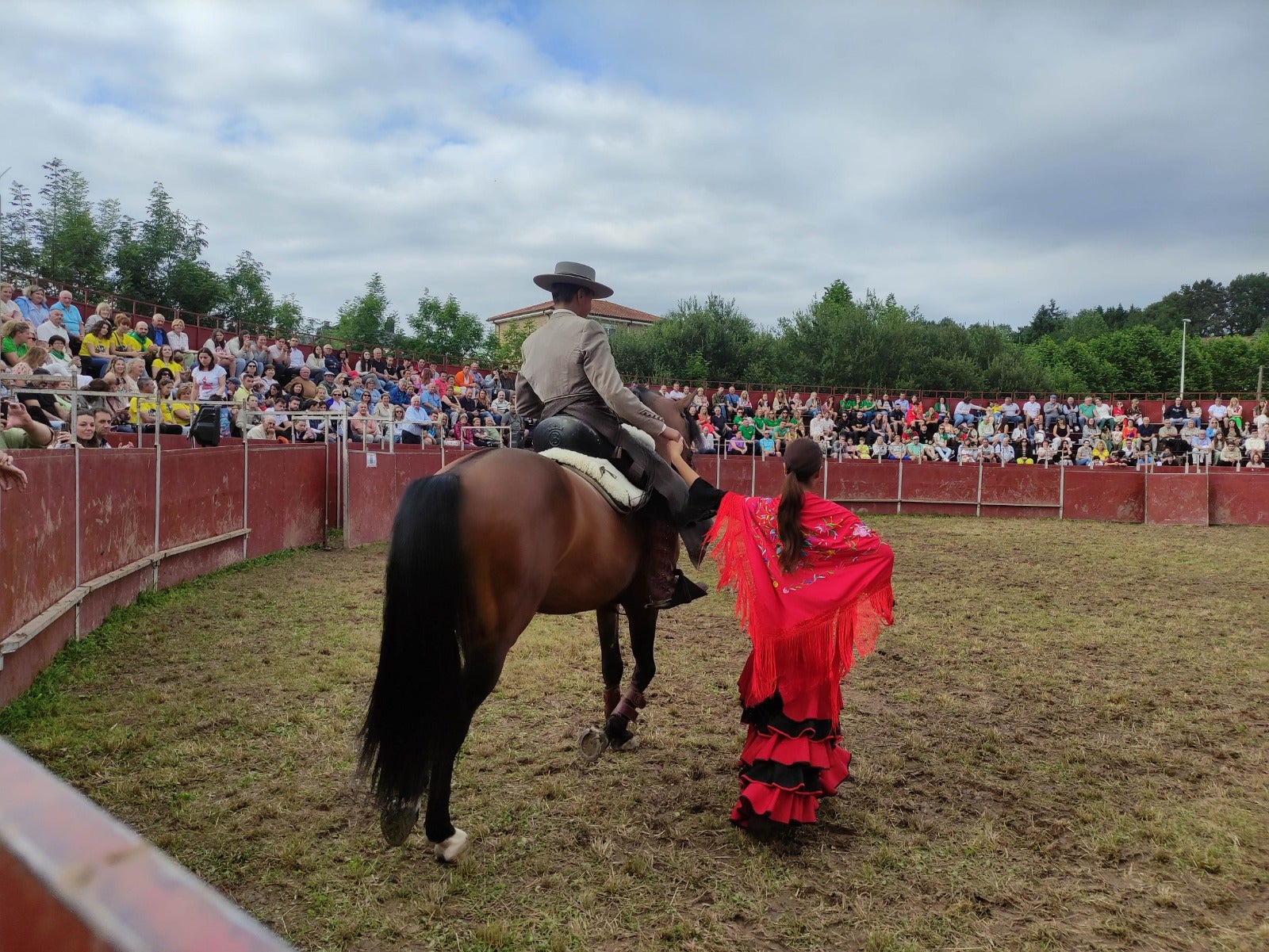 Espectáculo ecuestre solidario en la plaza de toros instalada. 