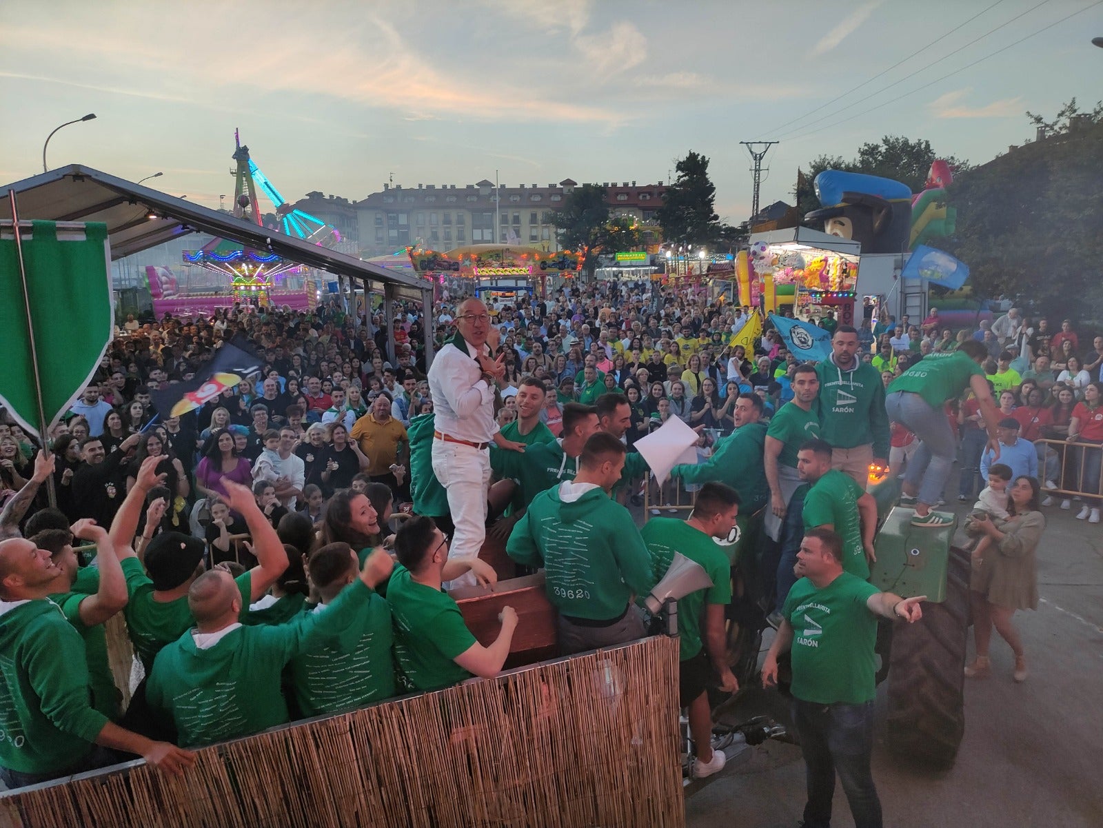 El presidente de la Junta Vecinal dando a conocer a los ganadores del concurso de peñas. 