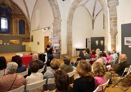 La escritora durante un momento de la presentación de su libro