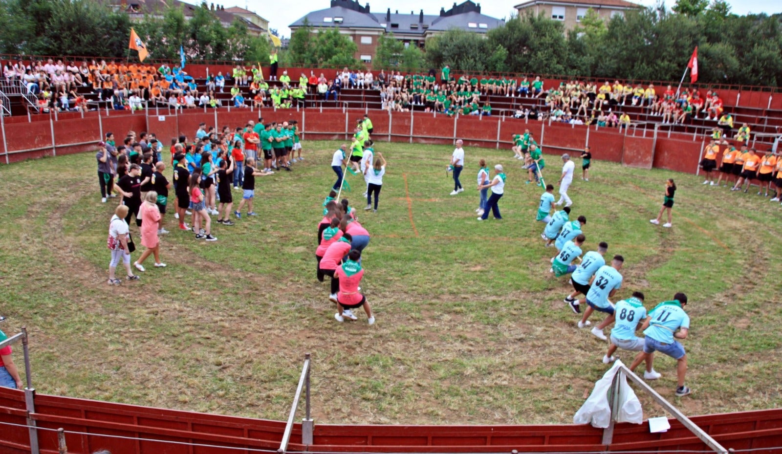 Tiro de cuerda con las peñas en la plaza de toros. 