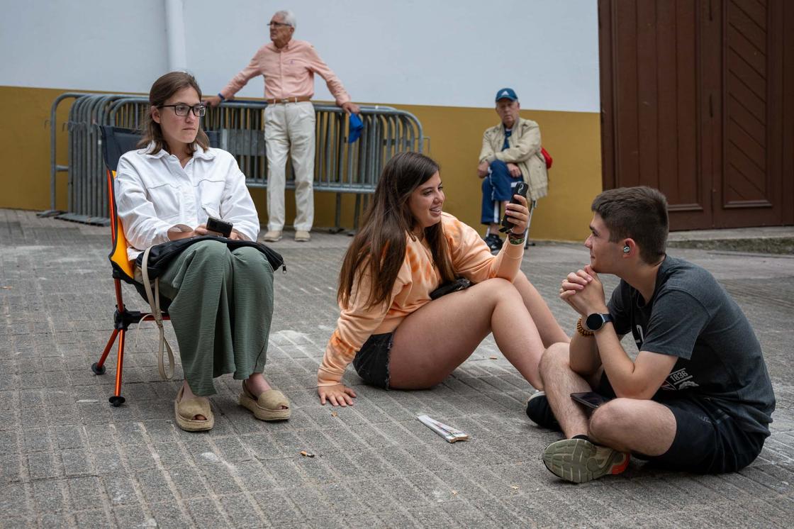 Como ocurrió el día en que se empezaron a vender los abonos, muchos jóvenes han aguradado para adquirir sus entradas.