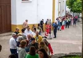 La cola principal bordeaba gran parte del entorno de la plaza de toros de la capital cántabr