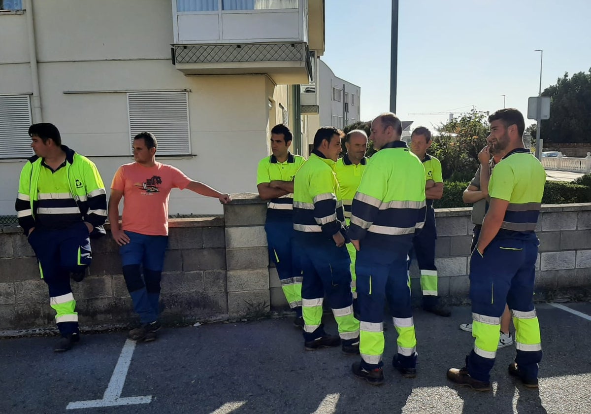 Plantilla del servicio de limoieza secundando la uelga.