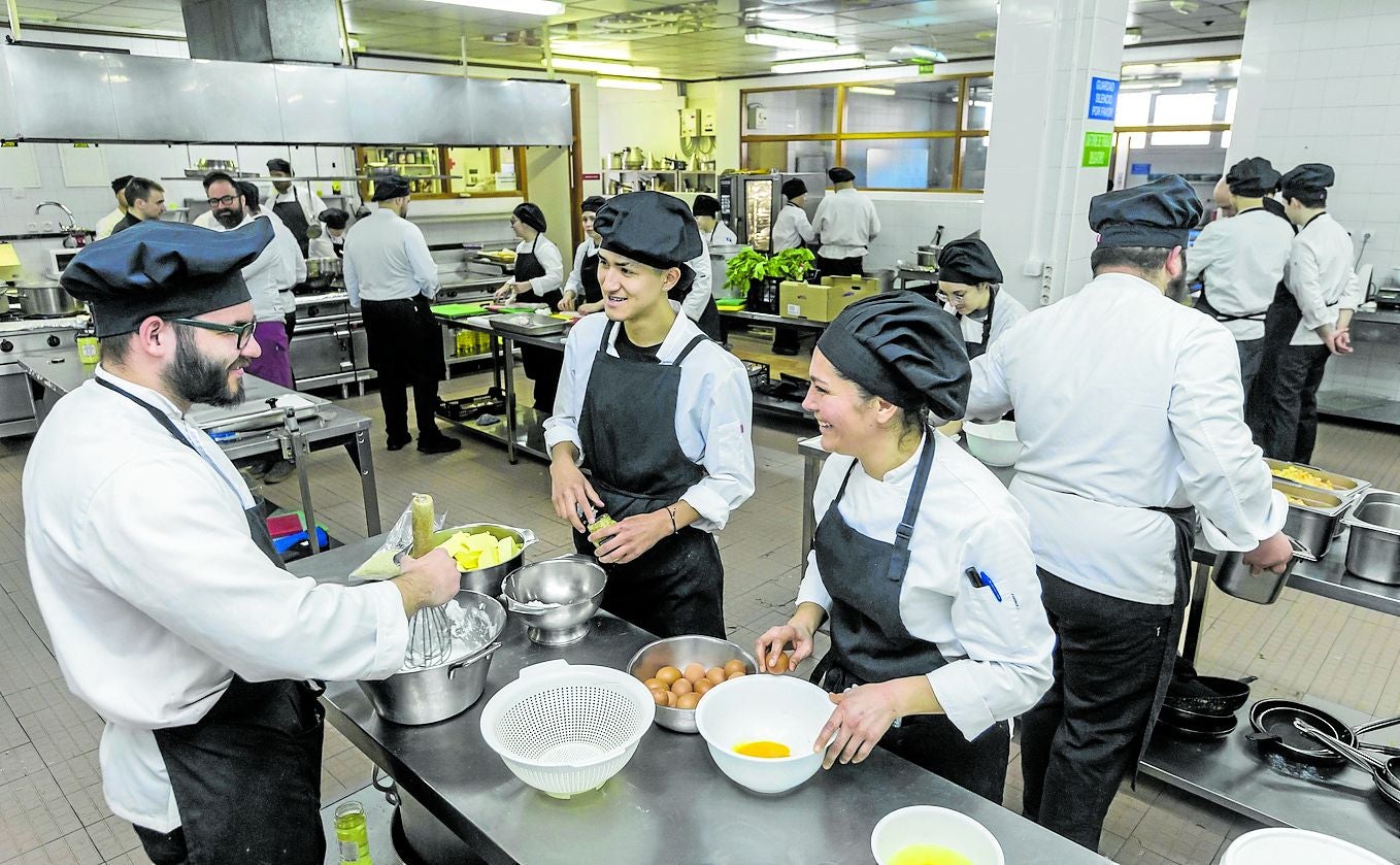 Estudiantes de cocina en la escuela de Peñacastillo.