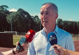 El popular Enrique Gómez Zamanillo, en declaraciones a la prensa este miércoles, en el complejo deportivo Óscar Freire de Torrelavega.