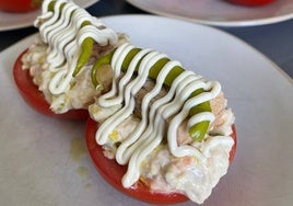 Tomates con ensaladilla de bonito y piparra encurtida.