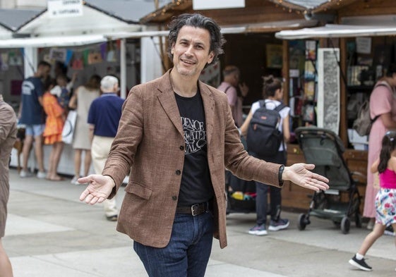 El cineasta Rodrigo Cortés presento ayer sus 'Cuentos telúricos' en el marco de la Feria del Libro de Santander y Cantabria.