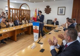 El alcalde de El Astillero, Javier Fernández Soberón, con los concejales de la Corporación.