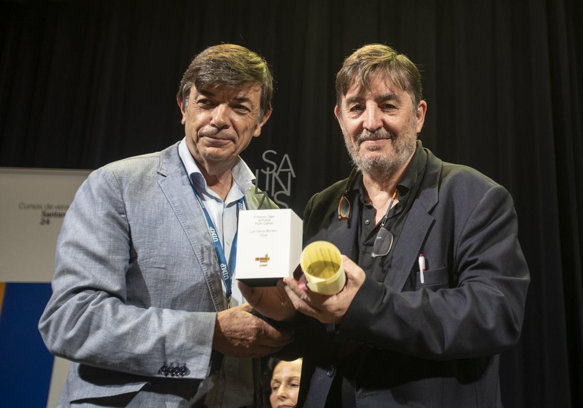 El rector de la UIMP, Carlos Andradas, le entregó el premio al poeta Luis García Montero.