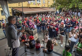 El pregón de César Díaz, que ha dado arranque a las fiestas del Carmen en el Barrio Pesquero.