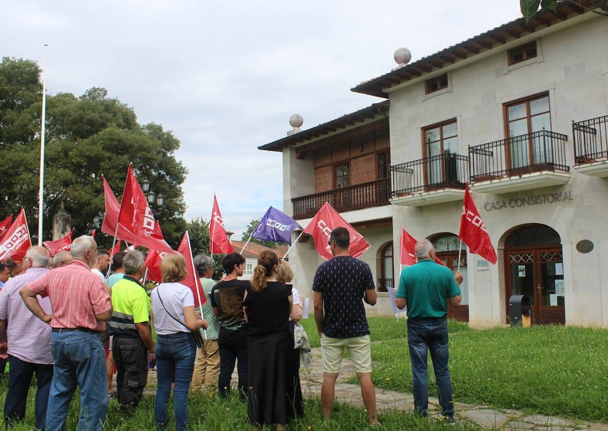 Imagen secundaria 1 - Más de medio centenar de trabajadores secundaron la concentración frente al Ayuntamiento y con presencia de la Policía Local y Guardia Civil. 