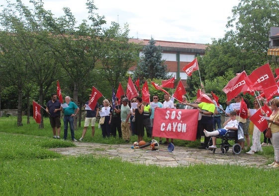 Trabajadores manifestándose frente al Ayuntamiento.