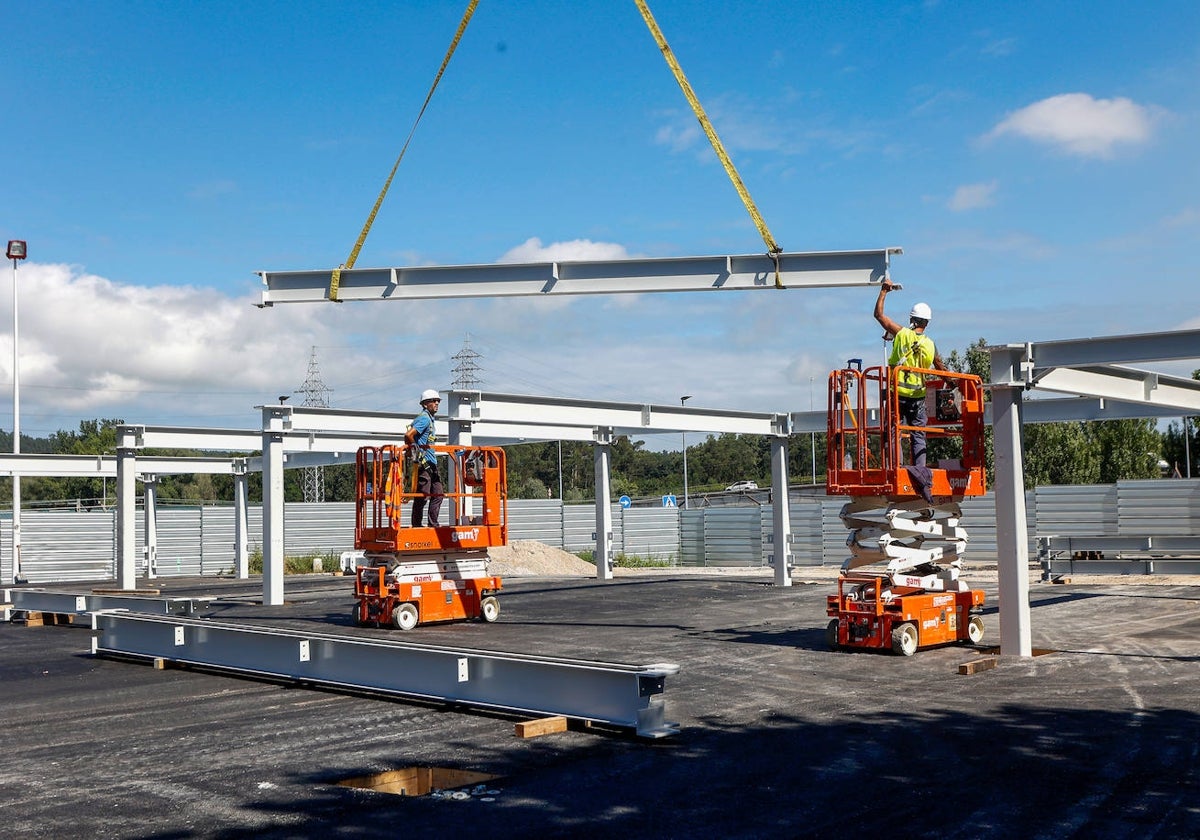 Operarios trabajan en la construcción del aparcamiento, este miércoles, en Torrelavega.