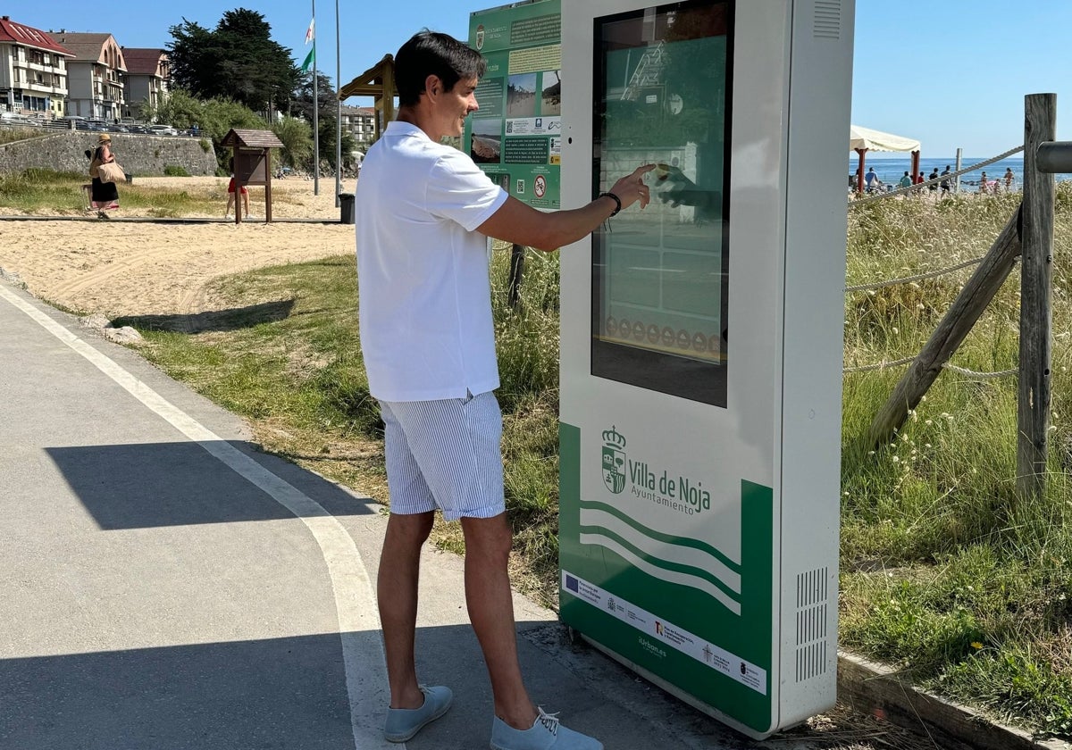 Pantalla informativa en la entrada de la playa de Helgueras.