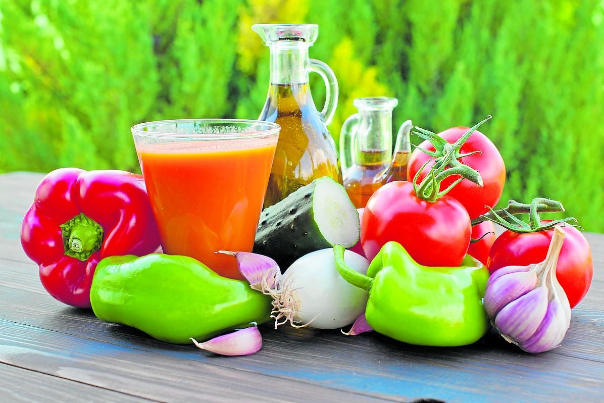 Gazpacho y algunos de sus ingredientes.