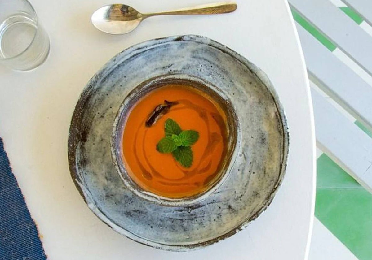 Un gazpacho listo para disfrutar de una comida o una cena refrescante.