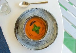 Un gazpacho listo para disfrutar de una comida o una cena refrescante.