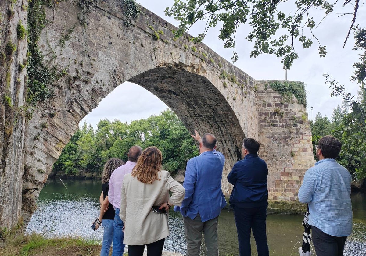 El consejero de Fomento, Roberto Media, visitó este viernes la localidad de Oruña, junto al alcalde de Piélagos, Carlos Caramés, y otros miembros de la Corporación municipal.