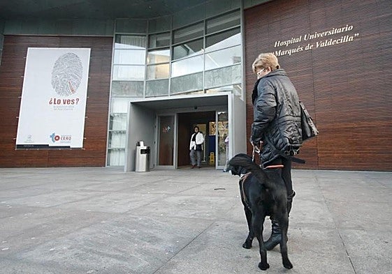 La mujer dio a luz en la calle, a las puertas de Valdecilla.