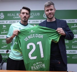 Unai Vencedor, junto a Mikel Martija, en la presentación del jugador.