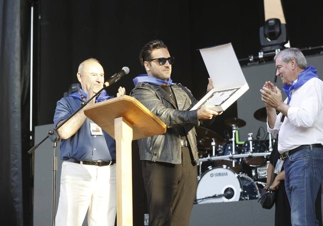 El cantante en el escenario, secundado por el concejal de Festejos, José Luis Plaza y el alcalde, Andrés Ruiz Moya, que le hace entrega de una placa.