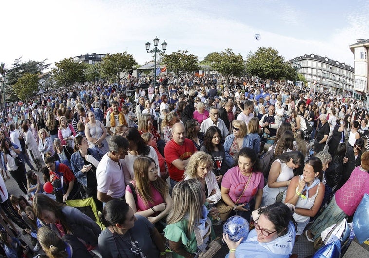 Miles de personas abarrotaron la plaza de Viares para ver a Bustamante.