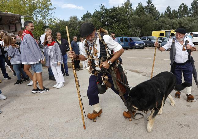 San Cipriano (2023). La popular subida a la ermita con las albarcas.