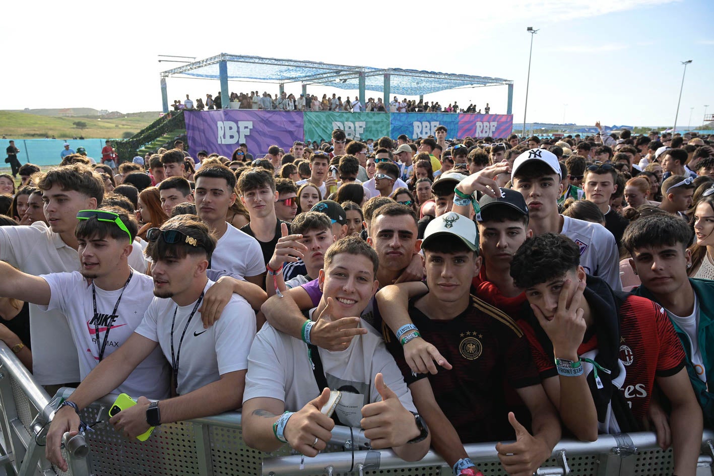 Las camisetas de fútbol, uno de los looks más vistos durante el primer día de festival.