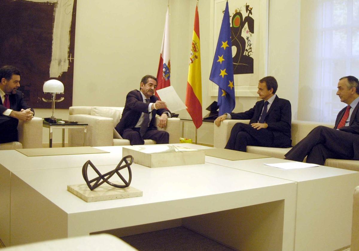 Agudo, Revilla, Zapatero y Ocaña, durante la reunión que mantuvieron en La Moncloa en verano de 2009, previa a la aprobación del actual modelo.