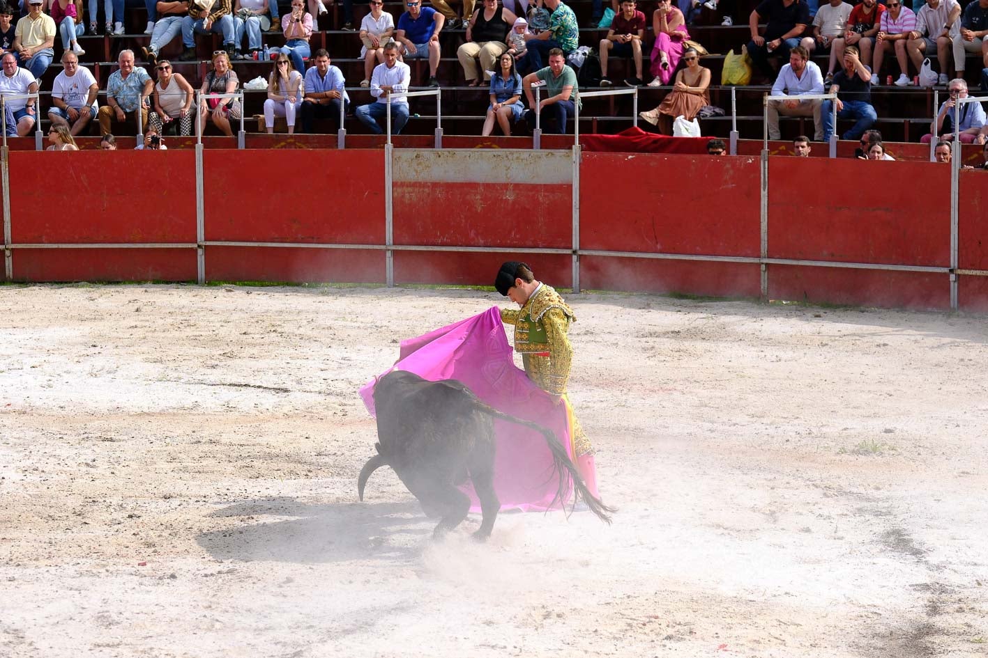 Eduardo Rodríguez da un capotazo a su primer novillo