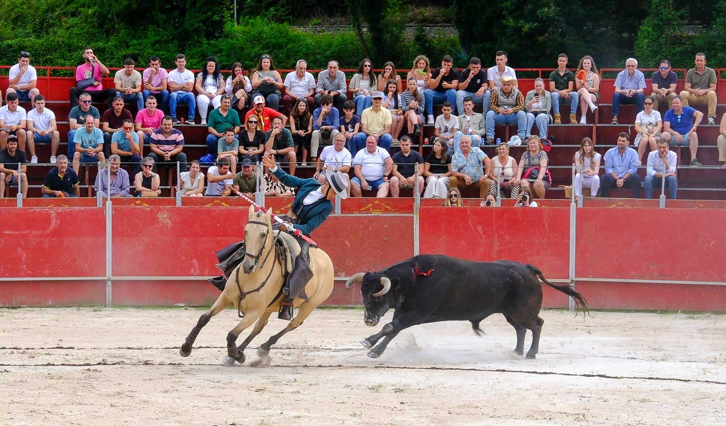 Lea Vicens en su primer toro a lomos de Guitarra