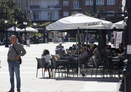 Clientes consumen en una terraza de un establecimiento, en el Bulevar Demetrio Herrero de Torrelavega.