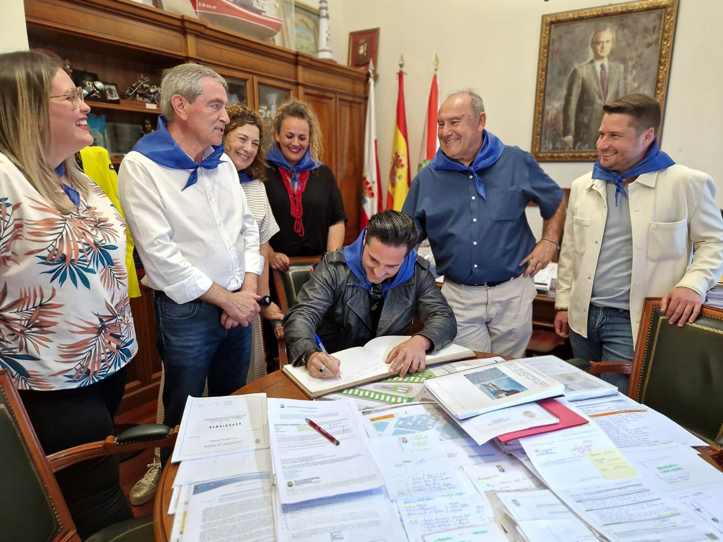 En el Ayuntamiento, rodeado de las autoridades municipales, firmó en el libro de honor