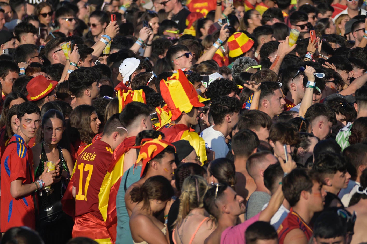 Los atuendos para animar a España, protagonistas en el Reggaeton Beach Festival.