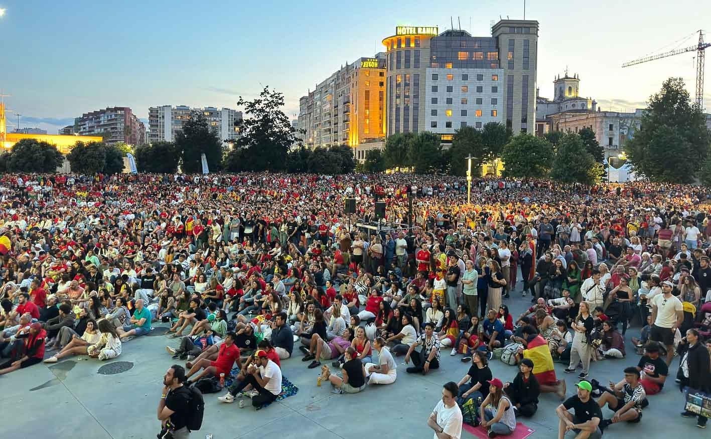 Los aledaños del Centro Botín, llenos de aficionados para presenciar la final.