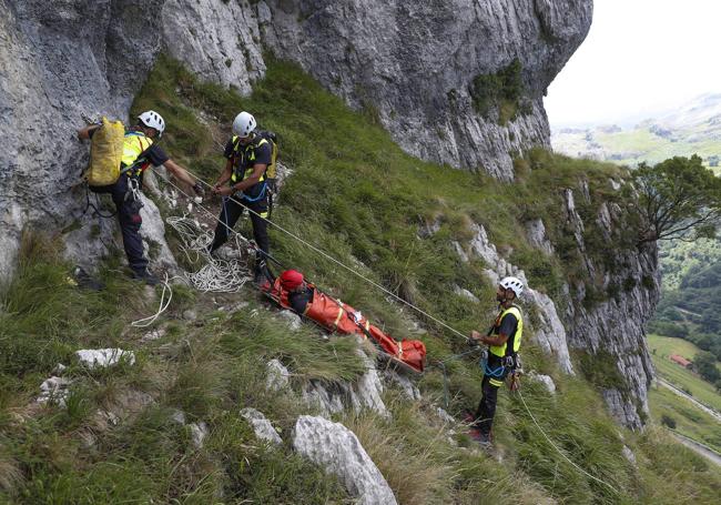 Un simulacro de rescate de una persona herida en montaña.