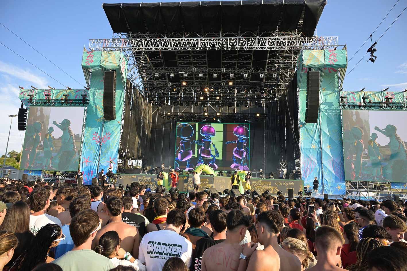 Una vista frontal del escenario del Reggaeton Beach Festival.