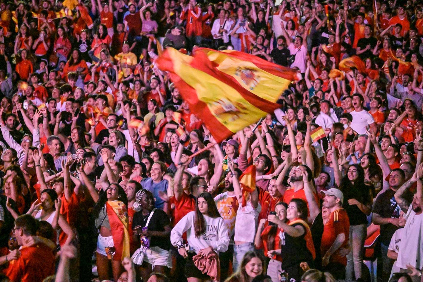 Los aficionados ubicados el Centro Botín animan a la selección.