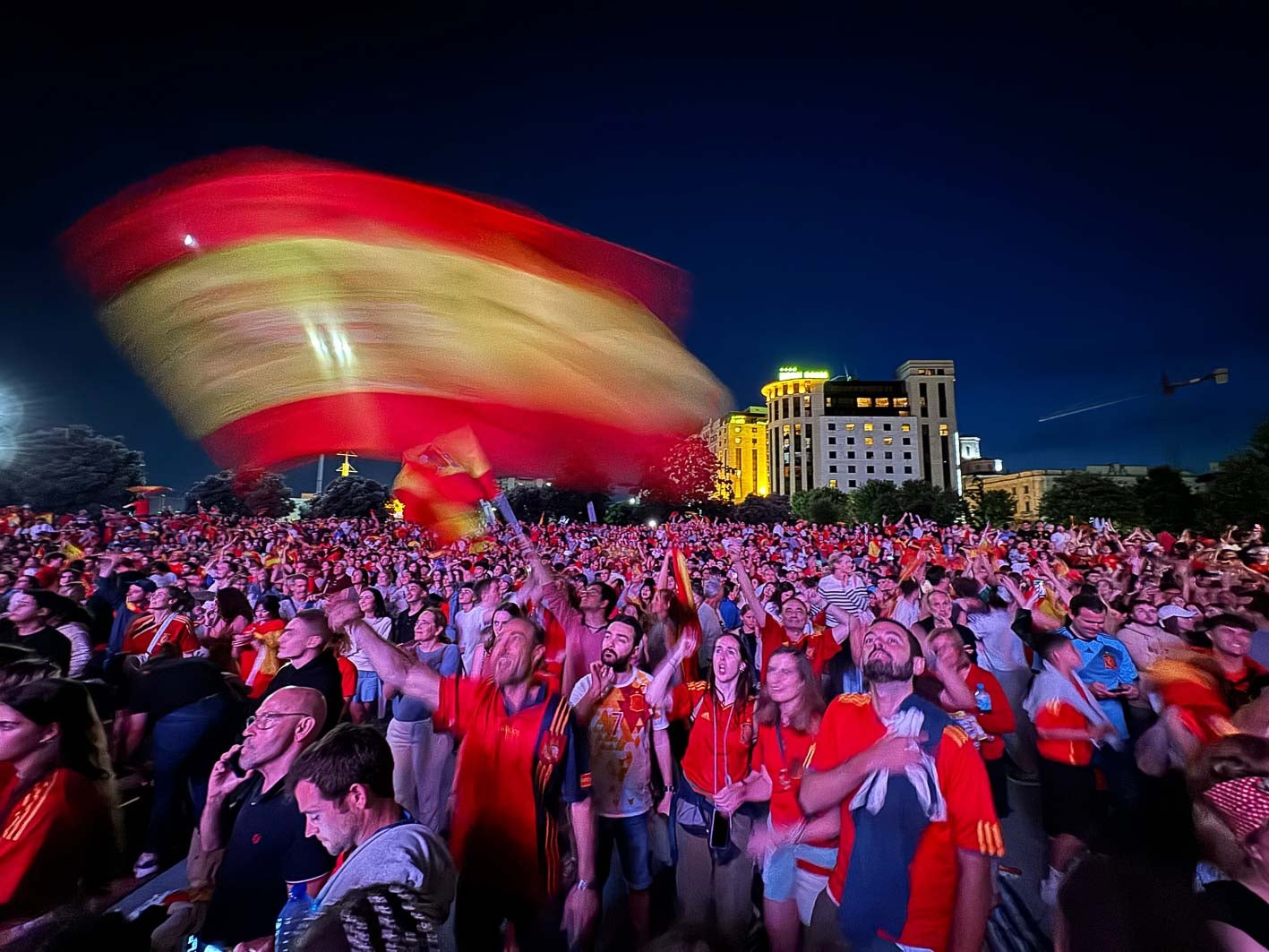 Una bandera ondea sobre los aficionados que seguían la final en Santander.