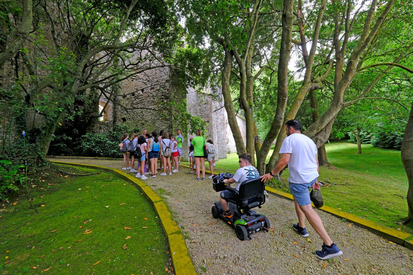 Un grupo de 25 niños del campamento de verano de San Vicente hansido los primeros en visitar las ruinas del Convento de San Luís.