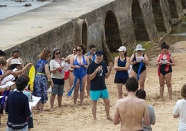 Juan Luis Arsuaga imparte un taller práctico en la playa de Bikinis sobre el cuerpo humano.