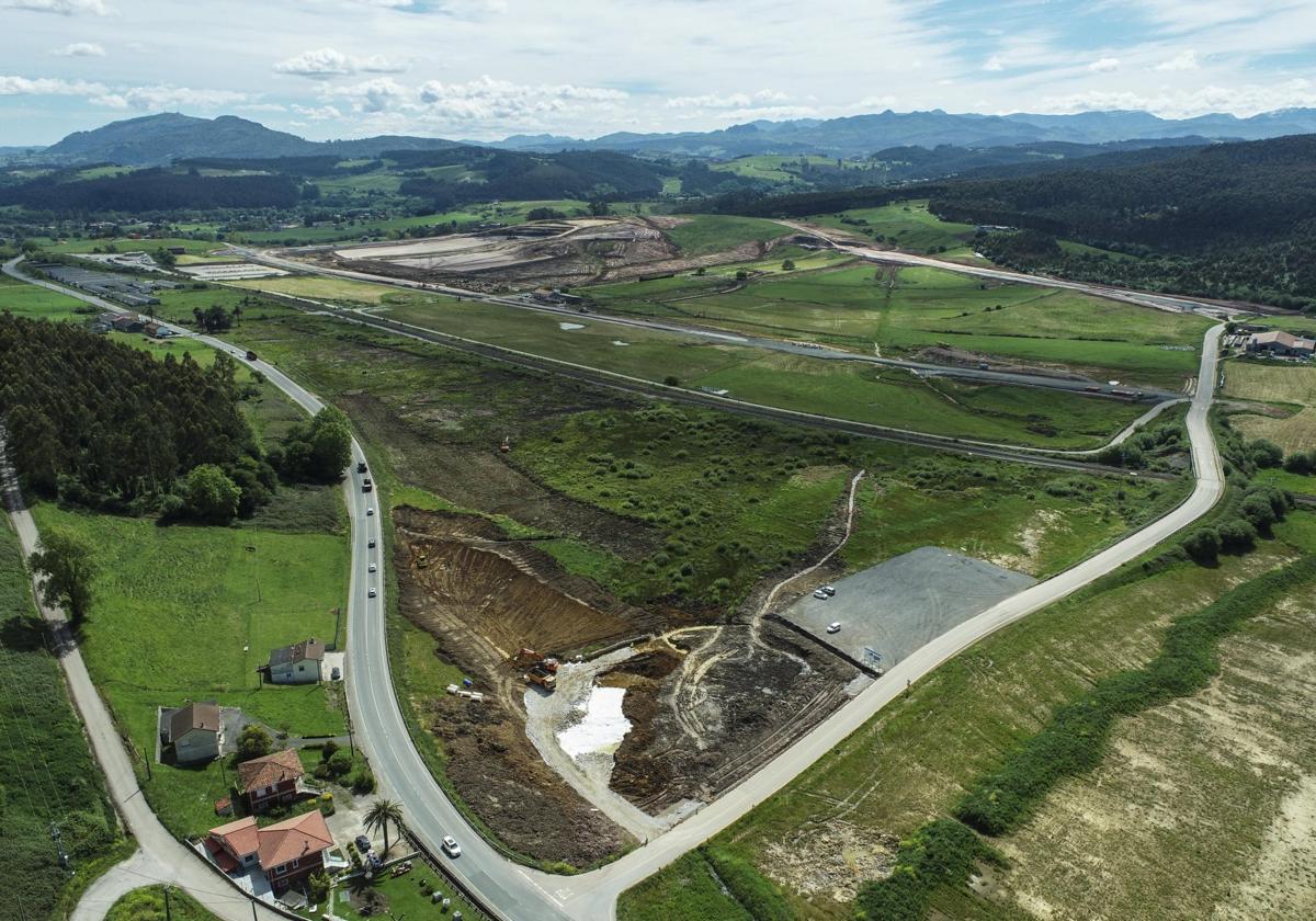 Estado de las obras del futuro Polígono de La Pasiega, en Parbayón, el pasado mes de mayo.