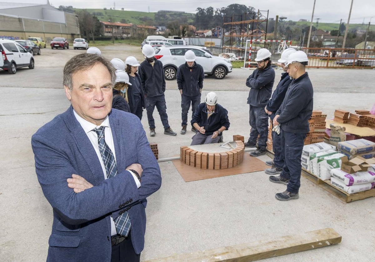 José Antonio Valcárcel, gerente de la Fundación, junto a unos alumnos, en Revilla.