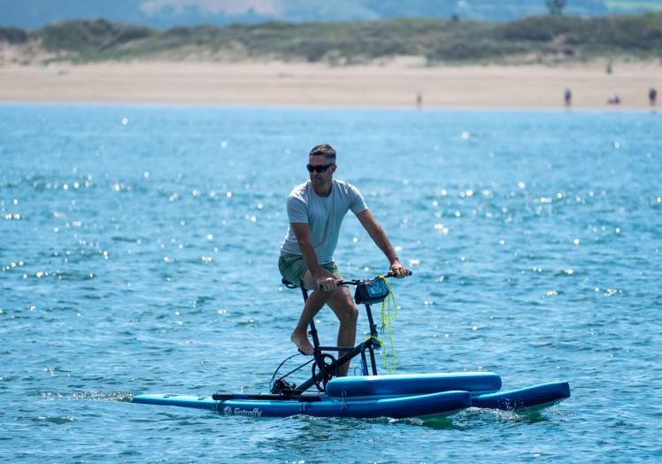 La bicicleta se apoya en dos tablas de caucho.