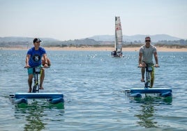 David Leal, responsable de H2O (izquierda), junto a un amigo, montando en bicicleta acuática.