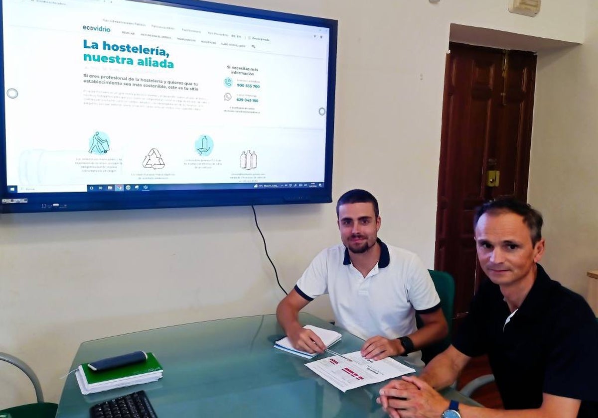 Jon Ruiz con Javier Conde en el Ayuntamiento de Los Corrales.