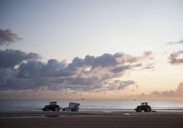 Dos tractores trabajan limpiando las playas de El Sardinero.